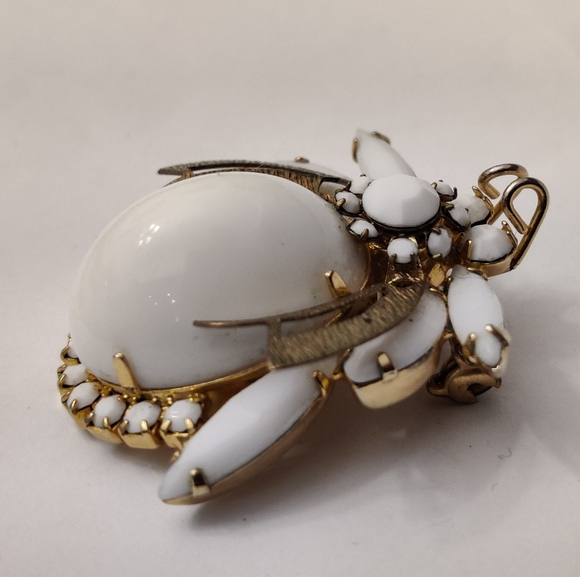 Vintage JULIANA Delizza & Elster Milk Glass Bee Bug Insect Pin Brooch - Picture 13 of 16
